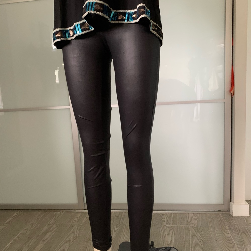 Guess Mayte leggings. Size Medium.
